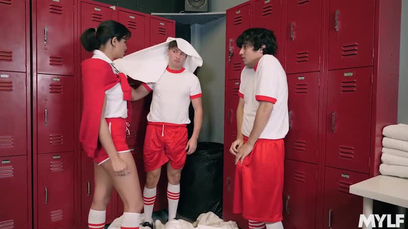 2 garçons baisent une femme dans le vestiaire mzhm sexe fille femme sport fit garçon groupe de jouets orgu porno baise cul vierge (chaud et excité)