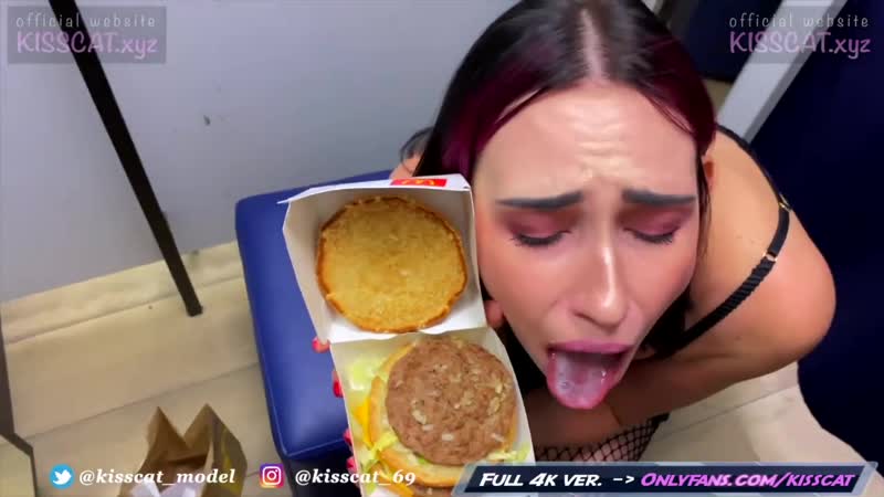 Xuất hiện trong một chiếc bánh mì kẹp thịt và cô ấy đã ăn nó, đụ một sinh viên trong trung tâm mua sắm, hôn mèo [khiêu dâm hậu môn d